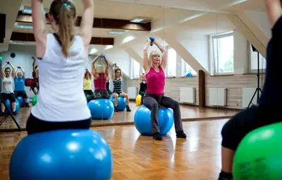 Fitness z piłkami w sali z lustrami
